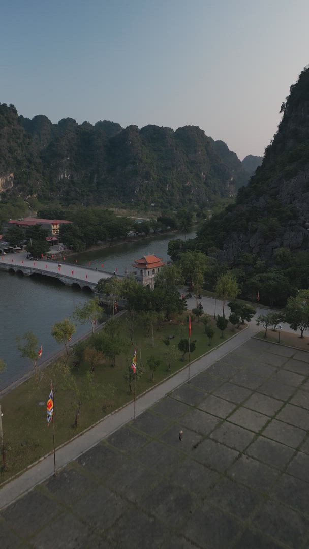Ninh Binh Avontuur: Dagtocht Hoa Lu, Trang An & Dansende Grot customer review video