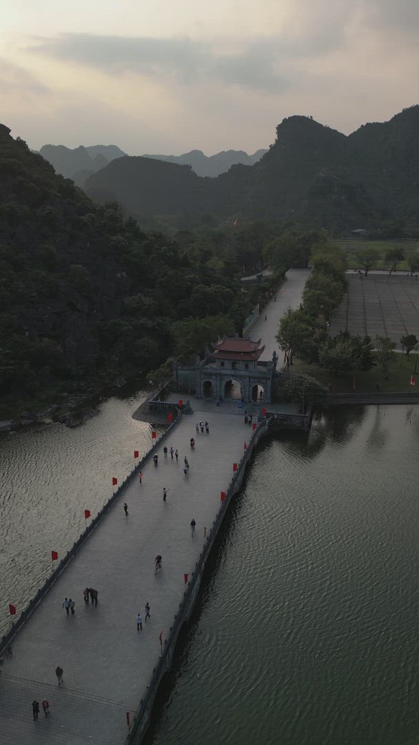 Ninh Binh Avontuur: Dagtocht Hoa Lu, Trang An & Dansende Grot customer review video